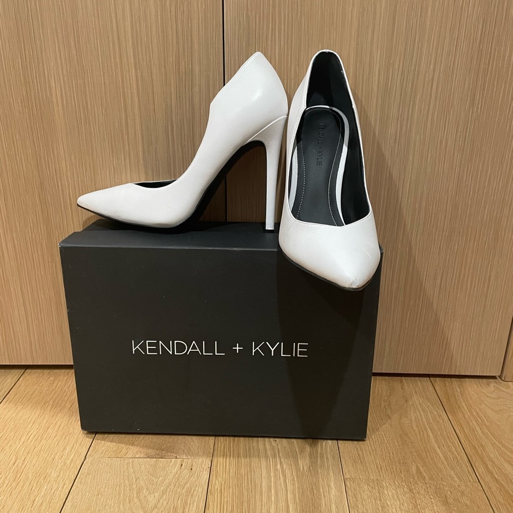 Kendall and Kylie heel pump